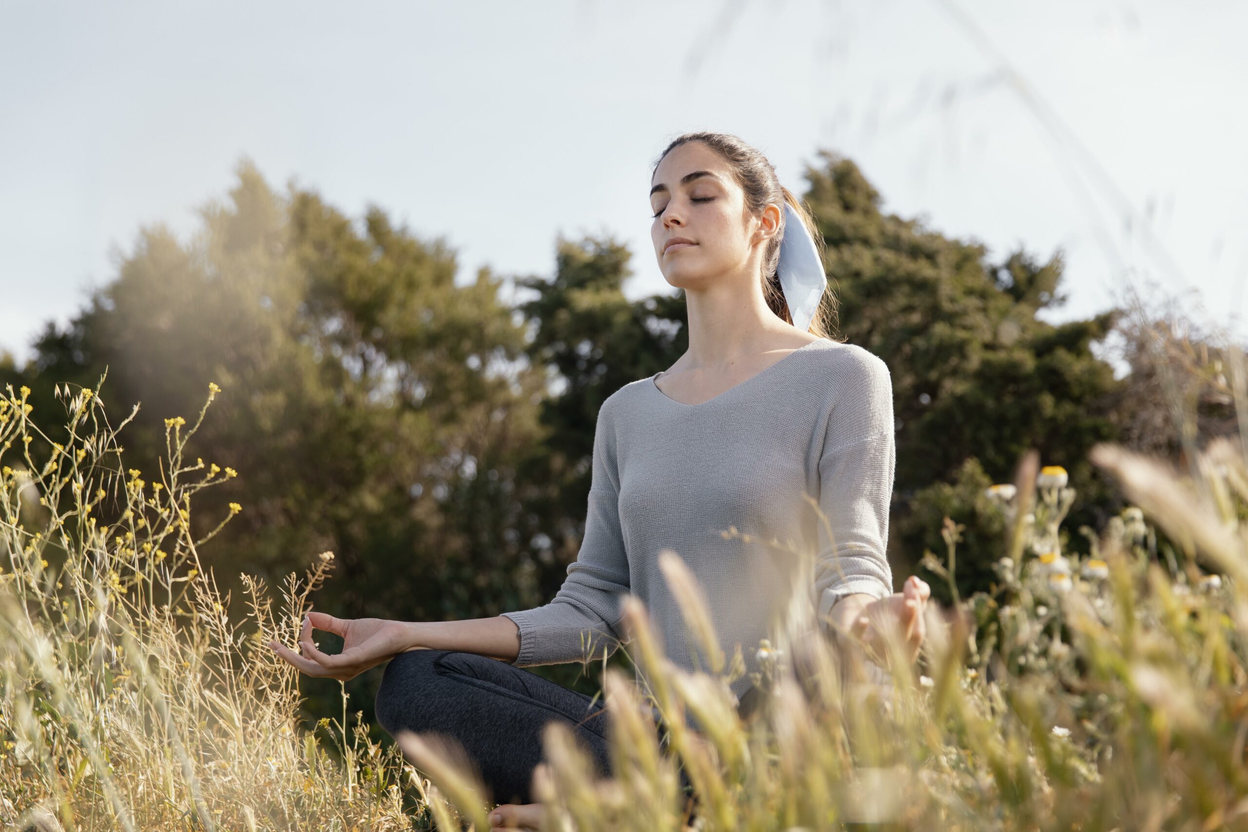Femme pratiquant la méditation en pleine nature